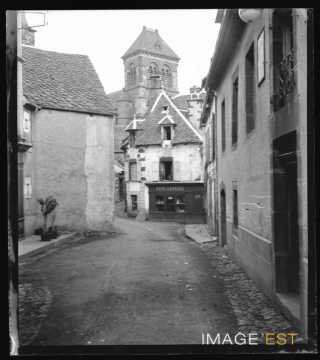 Rue et église (Saint-Vincent-de-Salers)